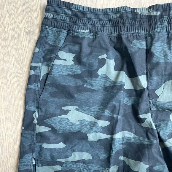 Old Navy camo athletic shorts size Medium - Picture 2 of 7